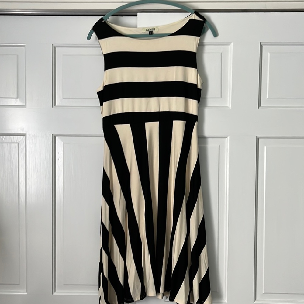 Women’s Arielle black and cream dress. Worn once!